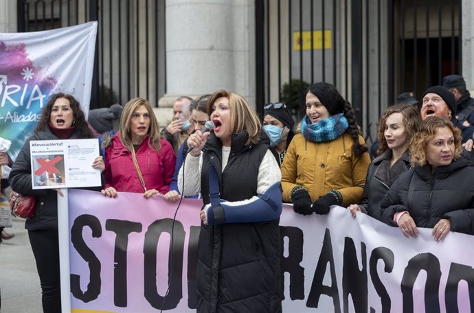 La activista y presidenta de la Federación Plataforma Trans, Mar Cambrollé, interviene durante una concentración convocada por la Federación Plataforma Trans, frente al Ministerio de Igualdad, a 9 de enero de 2024, en Madrid (España).