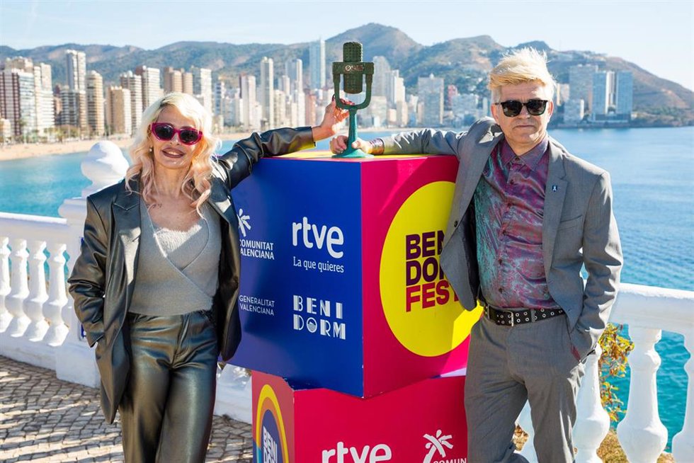El grupo Nebulossa posa tras ganar el Benidorm Fest 2024, en el Mirador del Castillo, a 4 de febrero de 2024, en Benidorm, Alicante, Comunidad Valenciana (España). La formación Nebulossa ha sido elegida, con su canción Zorra, entre 16 aspirantes en el