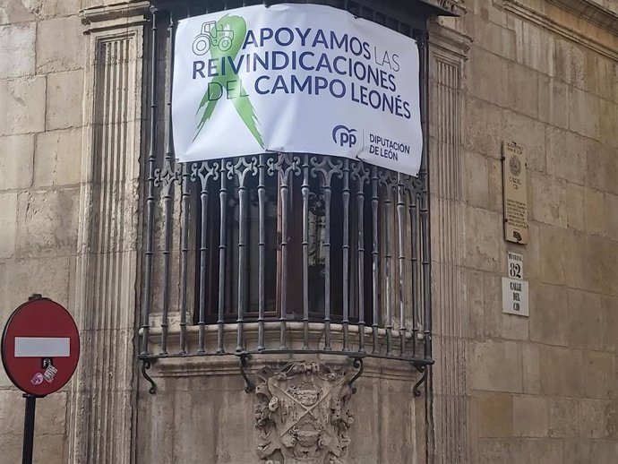 Pancarta que el PP ha colocado en el exterior de su despacho en la sede de la Diputación de León.