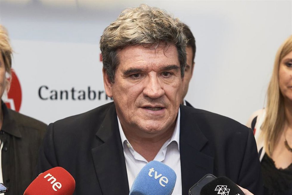 Archivo - El ministro de Inclusión, Seguridad Social y Migración, José Luis Escrivá; durante un acto de UGT,  en la Sede de la UGT de Santander, a 12 de julio de 2023, en Santander, Cantabria (España).