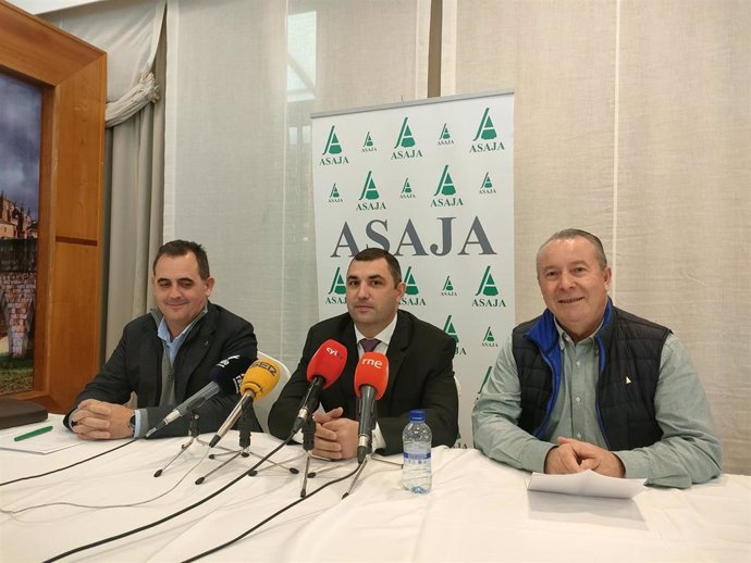 El presidente de la Asociación de Apicultores Salmantinos, Castor Fernández (c), junto a los presidentes de Asaja en Castilla y León y en Salamanca, Donaciano Dujo (d) y Juan Luis Delgado (i), respectivamente