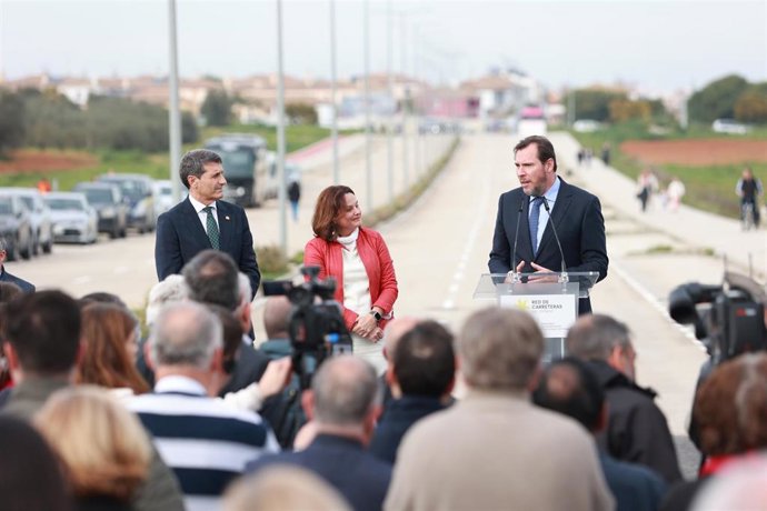El ministro de Transportes y Movilidad Sostenible, Óscar Puente, interviene en el acto de la puesta en servicio de la conexión del enlace de las autovías SE-40/A-49 con Espartinas, a 5 de febrero de 2024, en Sevilla, Andalucía (España). 