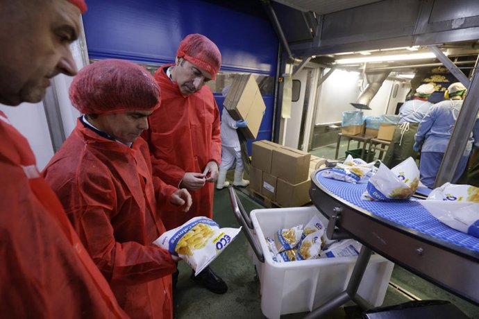 El conselleiro do Mar, Alfonso Villares, durante una visita a las instalaciones de Cabomar, en Marín (Pontevedra), a 5 de febrero de 2024.