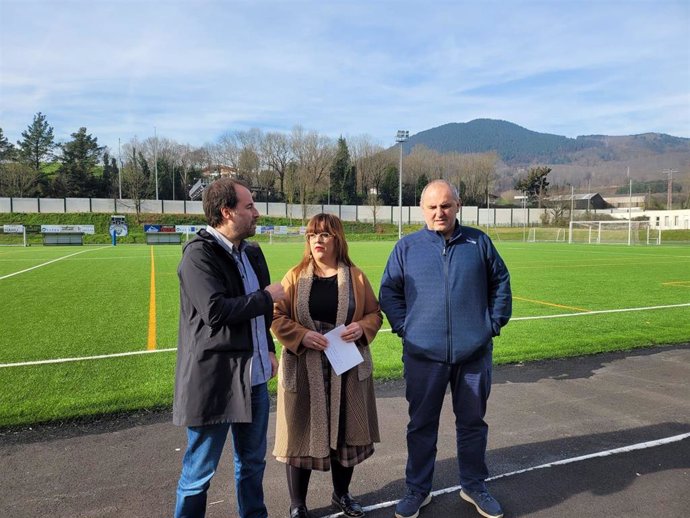 La diputada de Deportes, Goizane Álvarez, junto con el alcalde de Andoain, Andoni Alvarez, y el presidente del Euskalduna club de fútbol, Jimmy Brosa.