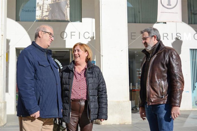 La concejal del PSOE Huesca, Rosa Chacel, con dos ediles del mismo partido.