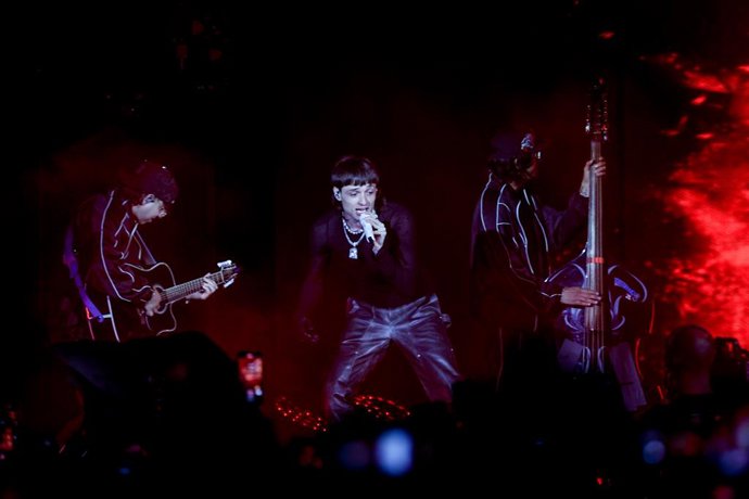 Archivo - El cantante Peso Pluma durante una actuación en el Wizink Center, a 21 de noviembre de 2023, en Madrid (España). 