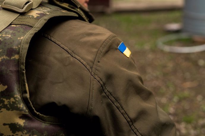 Archivo - April 29, 2022, Mala Shestirnya, Kherson's Oblast, Ukraine: Ukrainian flag on the shoulder of a soldier in Mala Shestirnya in Ukraine on April 29, 2022..Mala Shestirnya has been the scene of bloody clashes in recent days, where many positions ha