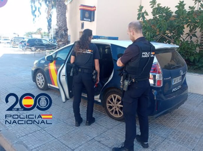 Agentes de la Policía Nacional, en un operativo en Melilla