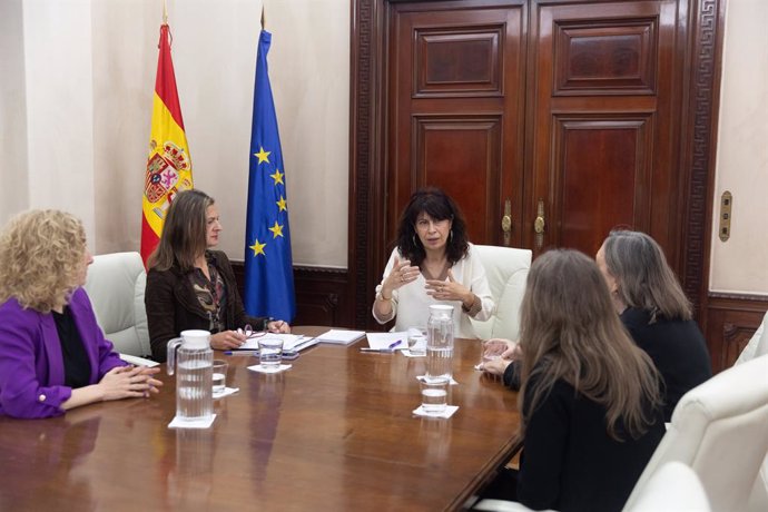 La ministra de Igualdad, Ana Redondo (c), se reúne con CIMA, la Asociación de mujeres cineastas y de medios audiovisuales, en el Ministerio de Igualdad, a 5 de febrero de 2024, en Madrid (España). La CIMA, Asociación de Mujeres Cineastas y de Medios Audio
