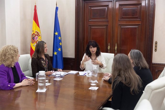 La ministra de Igualdad, Ana Redondo (c), se reúne con CIMA, la Asociación de mujeres cineastas y de medios audiovisuales, en el Ministerio de Igualdad, a 5 de febrero de 2024, en Madrid (España). La CIMA, Asociación de Mujeres Cineastas y de Medios Aud