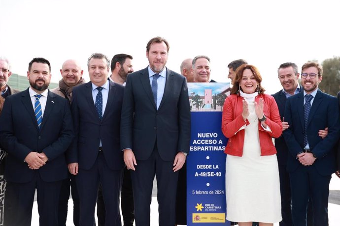 El ministro de Transportes y Movilidad Sostenible, Óscar Puente, con la alcaldesa de Espartinas en la inauguración de la nueva conexión