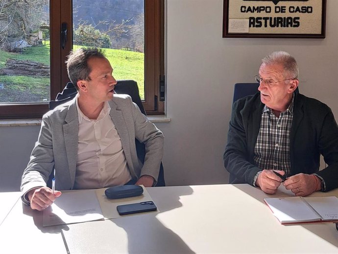 El consejero de Ordenación del Territorio, Urbanismo, Vivienda y Derechos Ciudadanos, Ovidio Zapico, y el alcalde de Caso, Miguel Ángel Fernández.