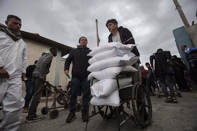 28 January 2024, Palestinian Territories, Rafah: Displaced Palestinians receive food aid from the United Nations Relief and Works Agency for Palestine Refugees (UNRWA) centre. Photo: Mohammed Talatene/dpa