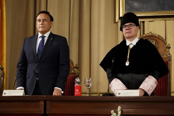 Archivo - El consejero de Universidad, Investigación e Innovación, José Carlos Villamandos (i), y el rector de la UGR, Pedro Mercado (d), participan en la inauguración del curso académico 2023/2024, en imagen de archivo