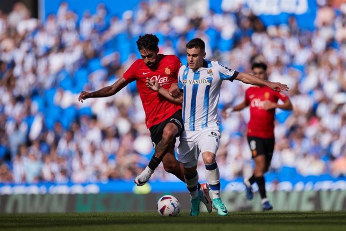 Archivo - Samu Costa, jugador del Mallorca, y Ander Barrenetxea, jugador de la Real Sociedad, pugnando por un balón.