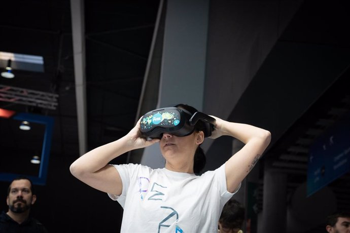 Archivo - Una mujer con gafas virtuales dentro de las inmediaciones de Fira Barcelona, donde se celebra el Mobile World Congress (MWC) 2023, a 1 de marzo de 2023, en L'Hospitalet de Llobregat