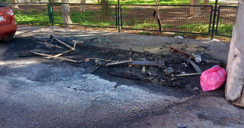 Restos de contenedor incendiado en Utrera