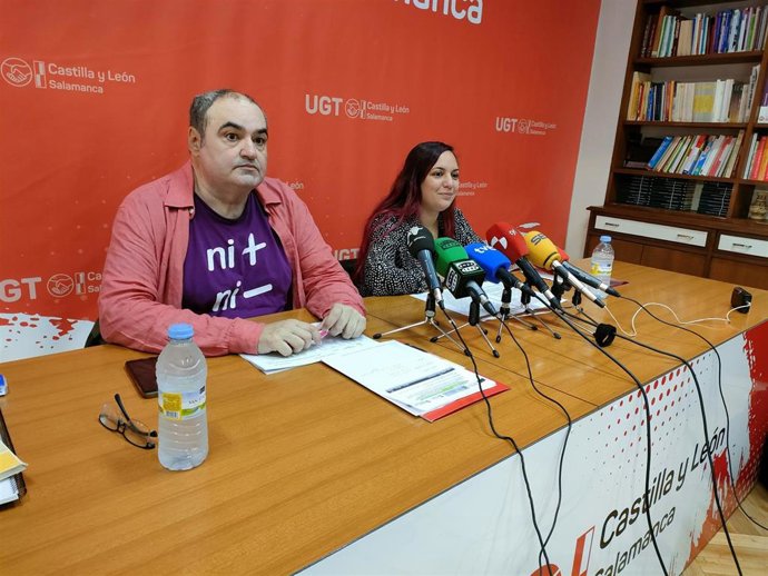 Archivo - El secretario general de UGT Servicios Públicos CyL, Tomás Pérez, y la secretaria provincial de Enseñanza de UGT Salamanca, Brenda Melero.