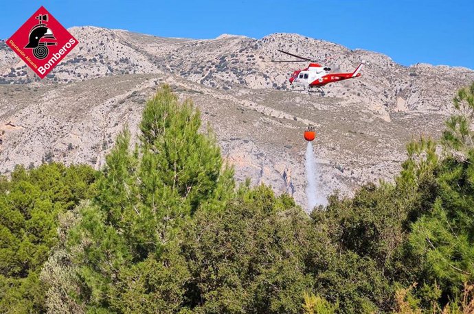 Helicpter del Consorci Provincial de Bombers d'Alacant a l'incendi de Benifato.