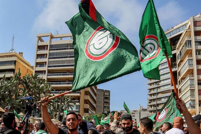 Archivo - Banderas del partido chií Amal durante una manifestación en Beirut