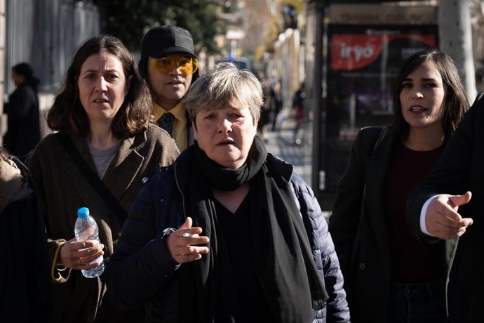 La abogada de la víctima del exfutbolista Dani Alves, Ester García (c), a su salida de la Audiencia de Barcelona, tras un juicio a Alves, a 5 de febrero de 2024, en Barcelona, Catalunya (España). 