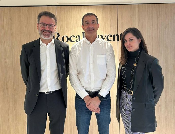 AEFI y RocaJunyent renuevan su acuerdo de colaboración para impulsar el ecosistema 'fintech'. Xavier Foz, Socio de Fintech de RocaJunyent, Arturo González Mac Dowell, Presidente de la AEFI y Beatriz Rodríguez, Socia de Protección de Datos y Cibersegurid
