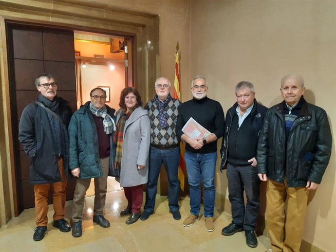 Representantes de asociaciones en defensa del aragonés y del catalán llevan una queja al Justicia sobre la situación de estas lenguas.