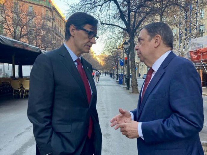 El primer secretario del PSC, Salvador Illa, y el ministro de Agricultura, Pesca y Alimentación, Luis Planas