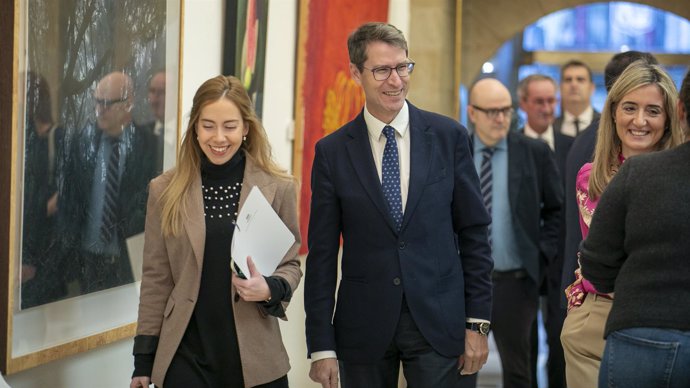 El presidente del Gobierno, Gonzalo Capellán, entrando al pleno con la presidenta del Parlamento, Marte Fernández