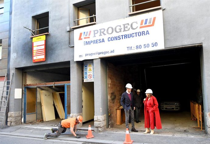 Los ministros durante la visita a la obras del edificio de Andorra la Vella