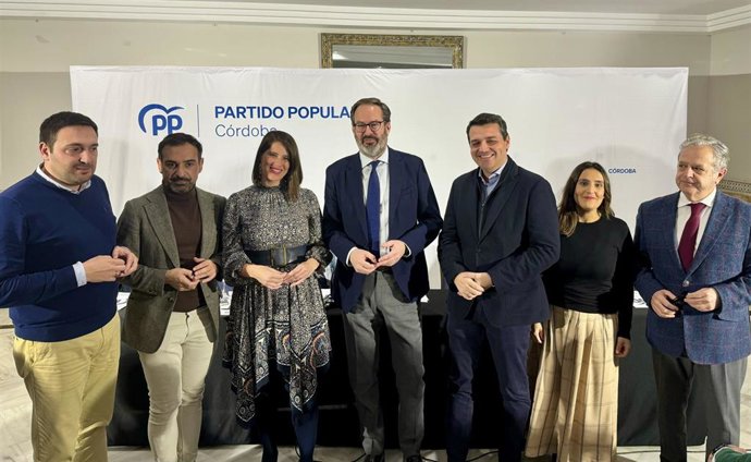 El presidente provincial del PP de Córdoba, Adolfo Molina (centro), en la primera junta directiva provincial del PP en 2024.