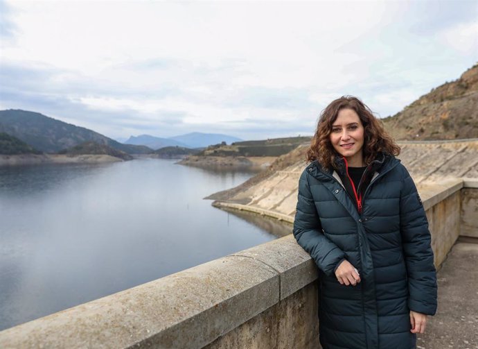 Archivo - La presidenta de la Comunidad de Madrid, Isabel Díaz Ayuso, en una visita al embalse de El Atazar, a 20 de diciembre de 2021, en El Atazar, Madrid, (España). 