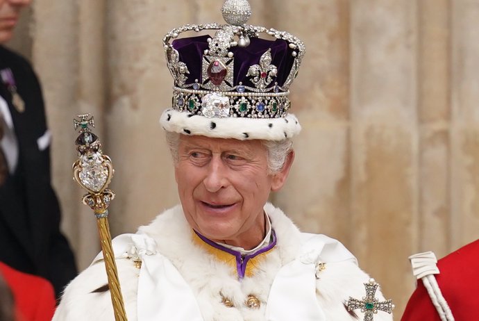 Archivo - 06 May 2023, United Kingdom, London: King Charles III, wearing the Imperial State Crown, leaves Westminster Abbey in central London following his coronation ceremony. Photo: Jacob King/PA Wire/dpa