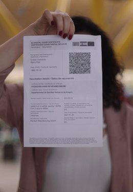 Archivo - Una mujer muestra el certificado COVID Digital de la Unión Europea