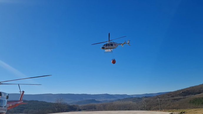 Helicóptero trabajando en la extinción de incendios en Cantabria