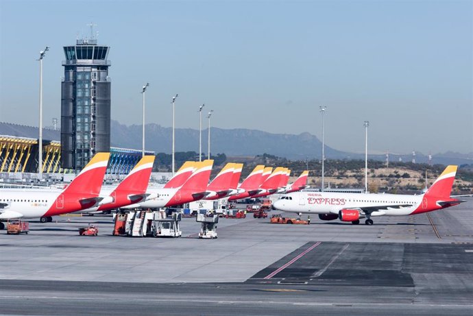 Aviones aparcados en las pistas 