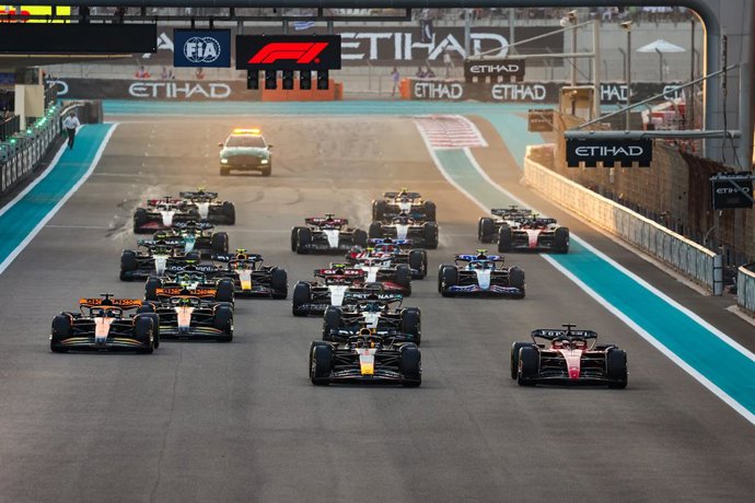 Archivo - Start of the race: 01 VERSTAPPEN Max (nld), Red Bull Racing RB19, 16 LECLERC Charles (mco), Scuderia Ferrari SF-23, 04 NORRIS Lando (gbr), McLaren F1 Team MCL60, action, during the 2023 Formula 1 Etihad Airways Abu Dhabi Grand Prix, 22th round