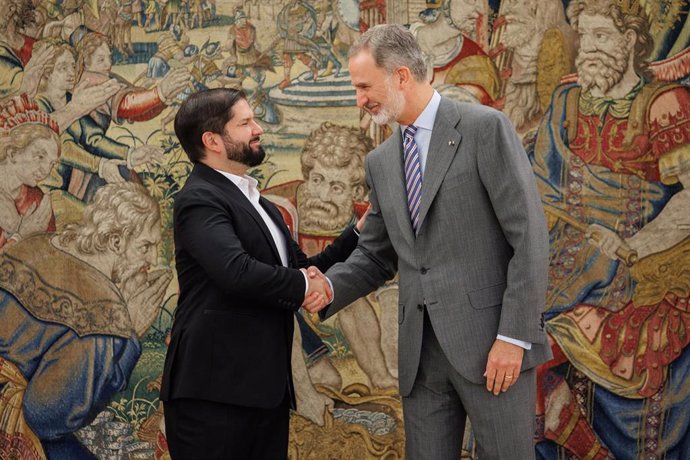 Archivo - El Rey de España, Felipe VI (d), recibe al presidente de la República de Chile, Gabriel Boric Font