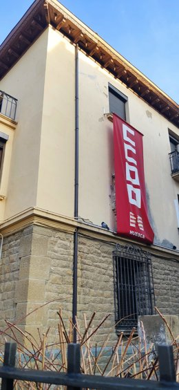 VOX pide aclaraciones sobre la imagen de la Virgen del Pilar oculta tras una pancarta de CCOO en una calle de Huesca