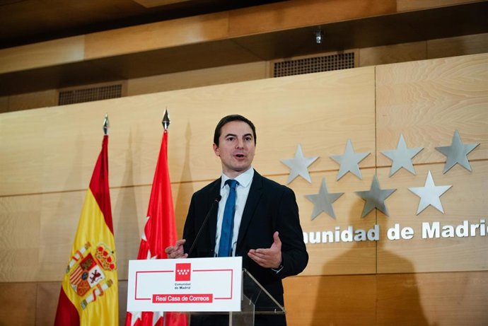El portavoz del PSOE en la Asamblea de Madrid, Juan Lobato, atiende a los medios de comunicación, tras una reunión de portavoces en la Asamblea de Madrid, a 17 de enero de 2024, en Madrid (España). 