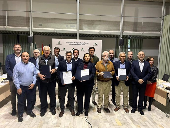 La consejera de Agricultura de la Junta de Andalucía, Carmen Crespo, tras la firma del acuerdo con las organizaciones agrarias en Sevilla.