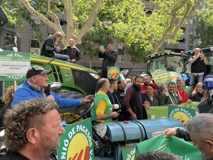 Archivo - Tractorada de Unión de Uniones-Unió de Pagesos ante la CHE.