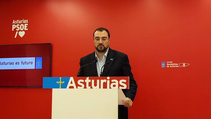 El presidente del Principado de Asturias y secretario general de la FSA-PSOE, Adrián Barbón, comparece en rueda de prensa al término de la reunión de la Ejecutiva Autonómica.