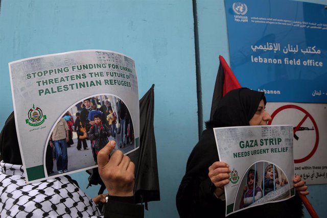 Manifestantes palestinos en la oficina de la UNRWA en Líbano