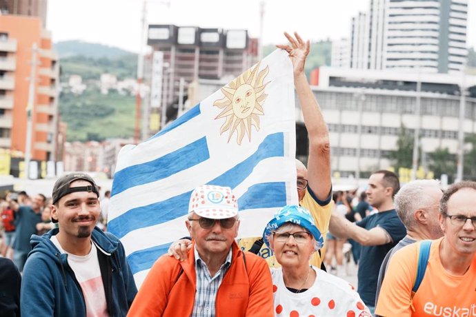 Archivo - Varias personas con una bandera de Uruguay