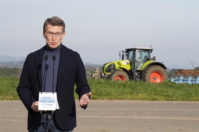 El presidente nacional del PP, Alberto Núñez Feijóo, interviene durante una visita a una explotación agraria, a 5 de febrero de 2024, en Lalín, Ourense, Galicia (España). Feijóo ha visitado esta explotación agraria en medio de la crisis del campo y el p