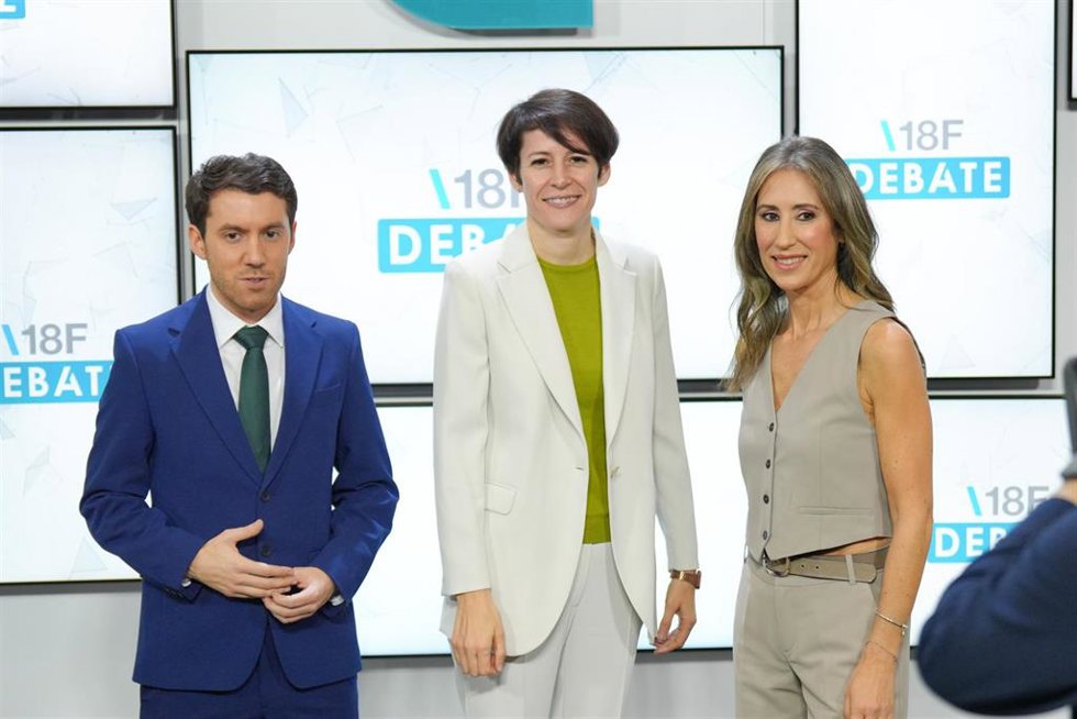 La candidata del BNG a la Presidencia de la Xunta de Galicia, Ana Pontón (c), a su llegada al debate electoral para las elecciones gallegas del 18F, a 5 de febrero de 2024, en Santiago de Compostela, A Coruña, Galicia (España). La Corporación Radio Tel