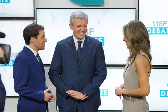 El presidente de la Xunta de Galicia y candidato del PP a la reelección, Alfonso Rueda (c), a su llegada al debate electoral para las elecciones gallegas del 18F. 