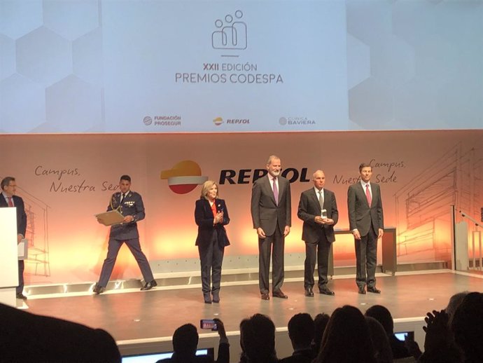 El Rey entrega el Premios CODESPA a 'Pesquera Diamante', ganador de la categoría Empresa Solidaria.