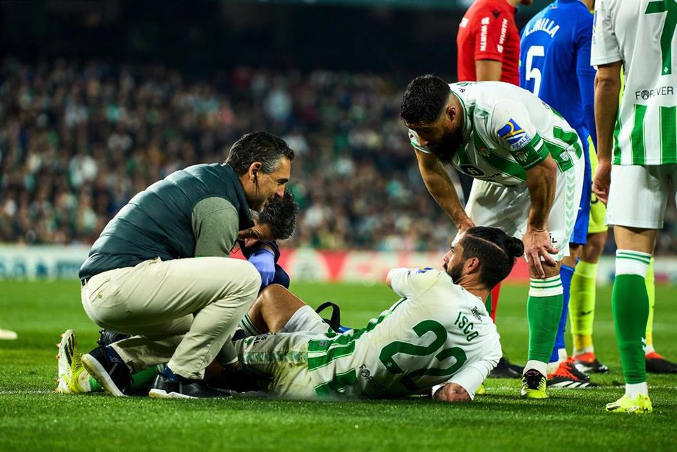 Isco Alarcón se lesiona durante el Real Betis-Getafe en el Benito Villamarín